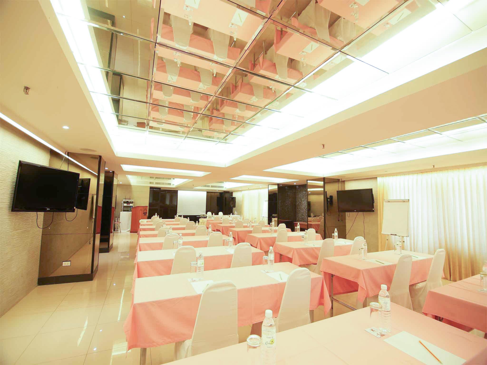 Convenient Park Bangkok Hotel Exterior photo